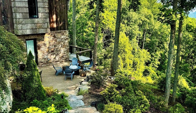 Luxury Mountaintop 5 min. to Downtown New Large Modern Mountain design w VIEWS