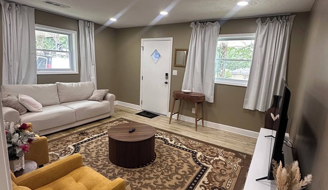 Luxury Newly Renovated 2BR/1BA Retreat