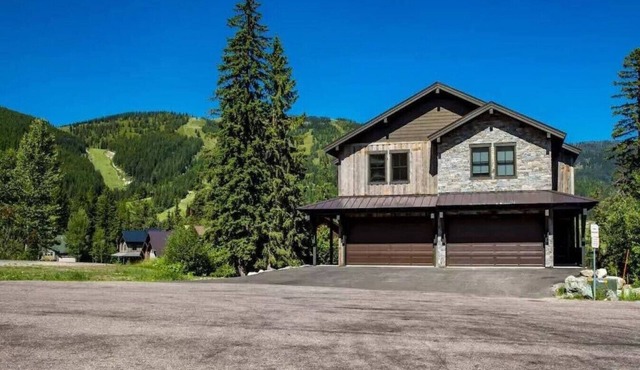 Luxury on Whitefish Mountain! 9BD 5.5BA Sleeps 25!
