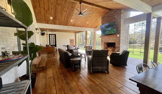 Masters Rental- Farmhouse with pool, covered patio, & 2 turf greens.
