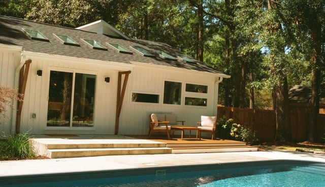 Mid-Century Coastal Escape- Heated Saltwater Pool - 9min to Wilmington Riverwalk