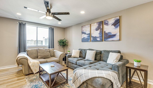 Mid Town 2BR Apartment with Pool Access/Free Parking