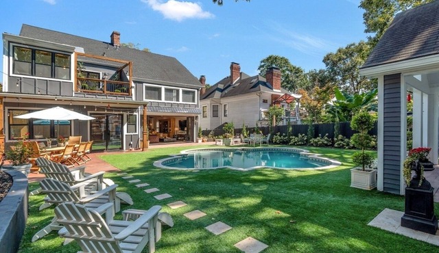 Midtown Luxury Mansion with up to 18 beds 5 bath w pool and sauna