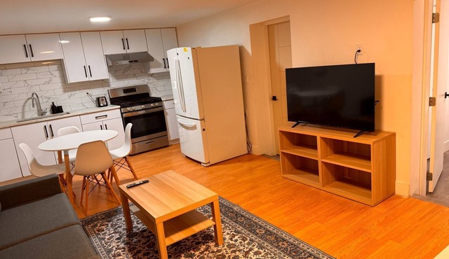 Modern 2BR & hall kitchen Basement Suite Family Friendly Easy Hwy Access in Delta