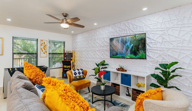 Modern APT - Close to beach, a neighborhood dock & Downtown and has Free Parking