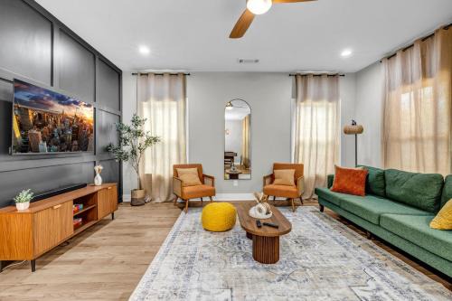 Modern Boho Luxe Oasis Near Downtown ATL with Spa and Fire-pit