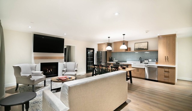 Modern Cottage w/Kitchen, Fireplace, Breathtaking Outdoor & Crater Hot Spring in Midway