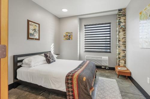 Modern Family suite for 5 near St Louis with pool