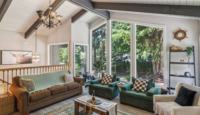 Modern Forest Escape, Near Lake Stevens & Hikes
