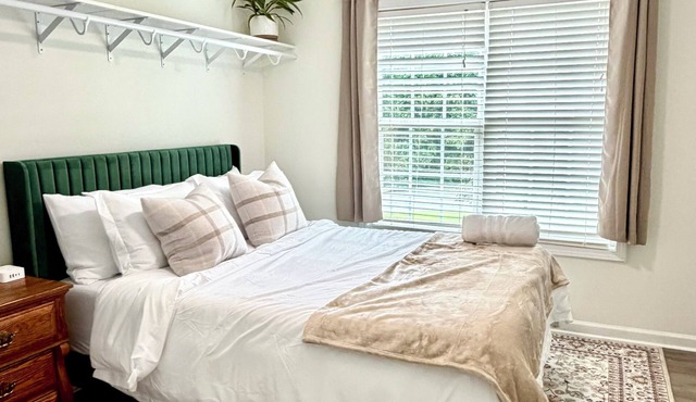 Modern Mediterranean haven, 1 King 2 Queens in Suwanee-Duluth Gas South District