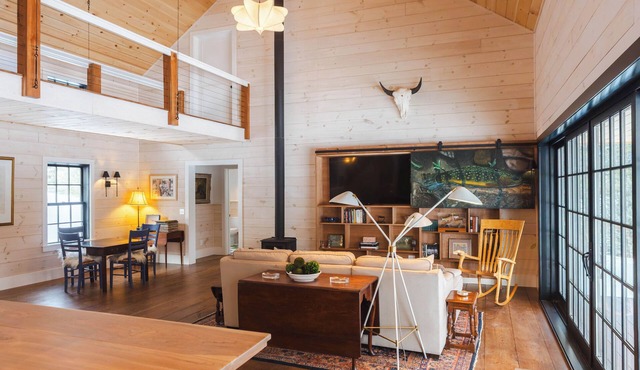 Modern Mountain Sanctuary: Luxury Farmhouse with Mountain Views