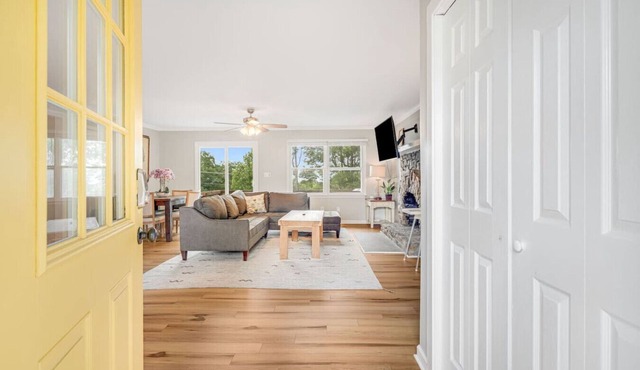 Mountain Retreat, Balcony, Grill, and 5 Minutes to Downtown!