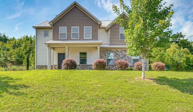 Near Parks, Dining & Shopping! Newnan Family Home