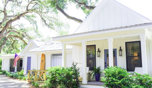 New! Luxury home with guest house + pool!