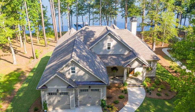New Luxury Lakefront Home! Hot tub, Boat and Swim Dock