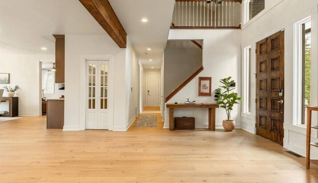Newly Remodeled Retreat w/Court + Views + Tub