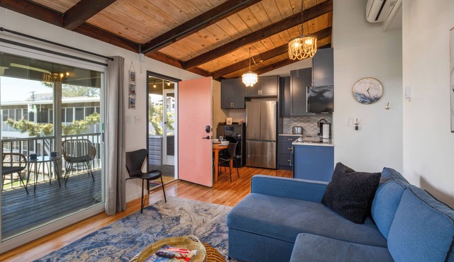 Newly Updated OCEAN BLOCK 2 bedroom condo, steps away from the beach!