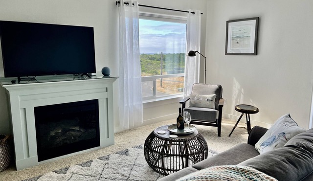 Ocean view ~ Hot Tub ~ King Bed ~ EV Charger!