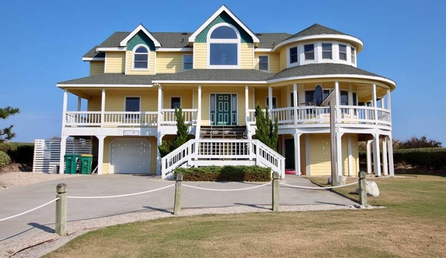 Oceanfront house with home theatre & rec room with pool table