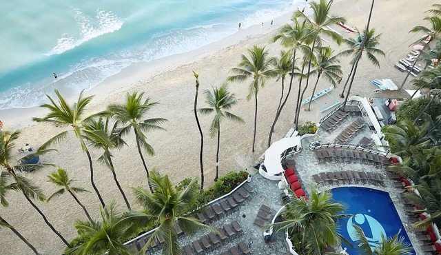 On Beautiful Waikiki Beach! Pool, Spa, 3 On-Site Restaurants, Water Activities