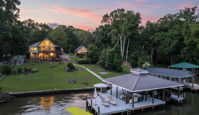 On The Rocks-Sleeps 17, 2 Master Suites, + More!