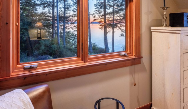 Orcas Waterfront Custom Home, 180 Degree Summer Sunset & Sunrise, Sleeps 12 in Eastsound