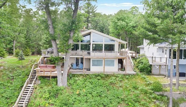 Pentwater Oasis, 4-bedroom house on Pentwater Lake, private docks available