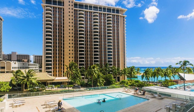 Perfect Location In Waikiki, Near Beach, Shopping, and Dining!