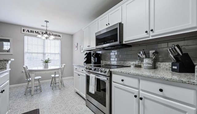 Pet-Friendly 3BR House with Garage Near LakePoint!