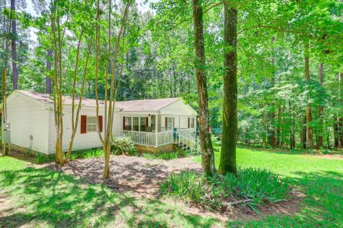 Pet-Friendly Sparta Retreat: Porches & Fire Pit!