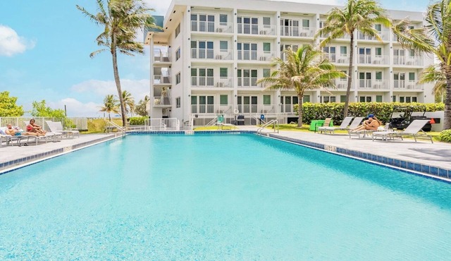 Pompano Beach | Tranquil Poolside Stay | Pool + Beach
