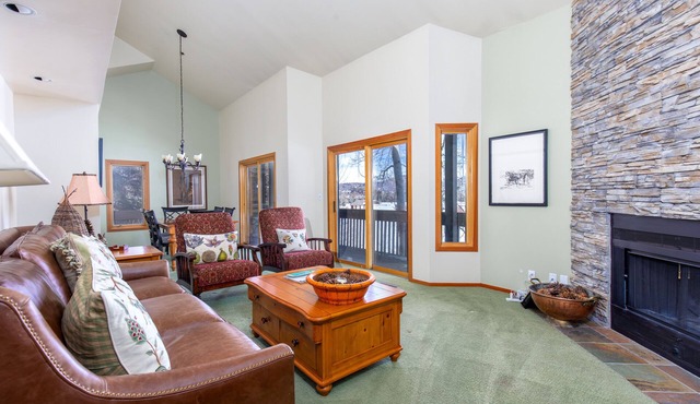 Pool Open Year Round! Shuttle to lifts. Top Notch Condo in GREAT Location!