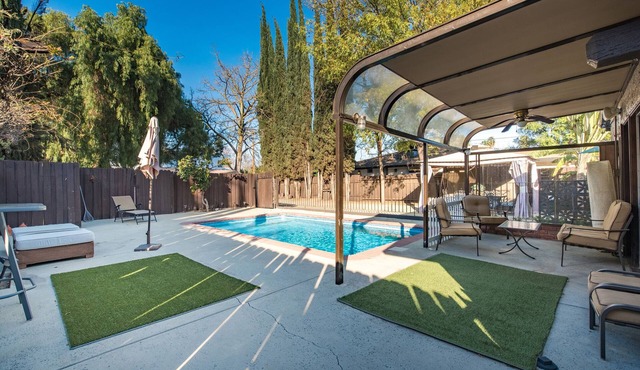 Pool!Sleep 10,central area. Free parking. Game room. Laundry. Gated.