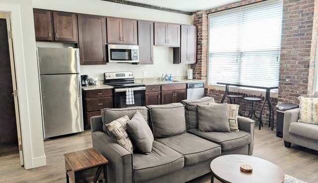 Popular Queen Suite w/Parking – SLU 201