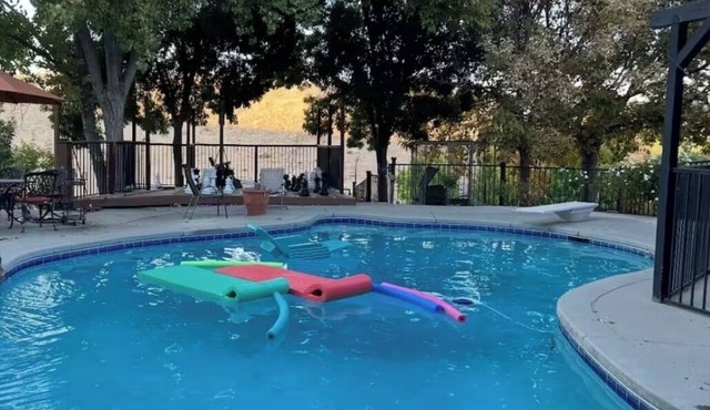 Powell Ranch-Pool & Jacuzzi on Beautiful Farm in Exeter
