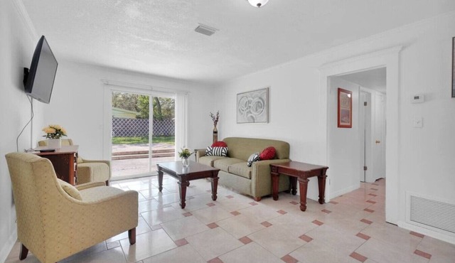 ~Pristine Paw Pad Sleeps 9 Near NAS Jax~
