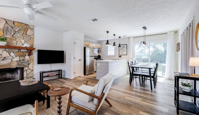 Pristine waterfront 3 bed/2 bath home. Great location between Savannah & Tybee!