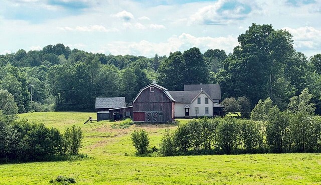 Private 150-Acre Farmhouse near Universities