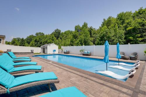 Private Deck & Shared Pool: Townsend Apartment in Golts