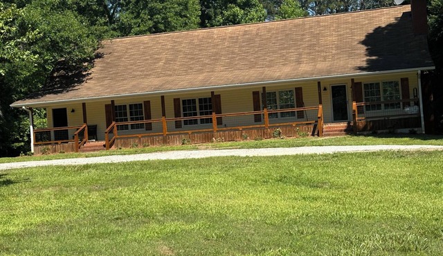 Private Dirt Road Retreat 4 bedroom farmhouse/minutes to UGA campus