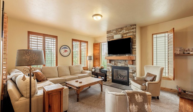 Private Hot Tub + Pet-Friendly + Community Amenities & Great Location!