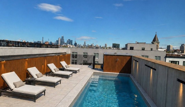 Private Studio apartment with a ROOFTOP POOL