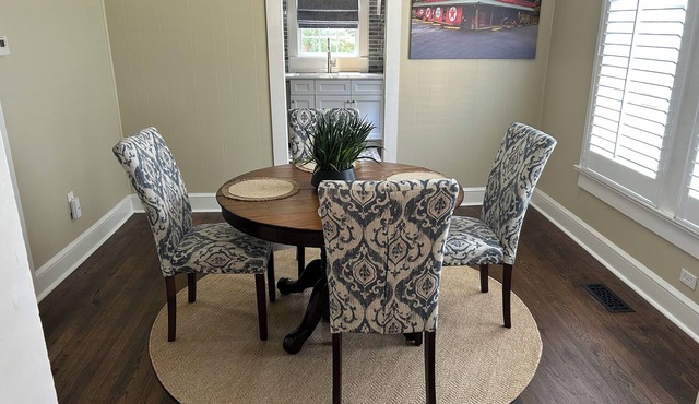 Quaint cottage walk to Historic downtown, restaurants and Silver Comet Trail