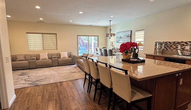 Quiet Modern Home Spacious & Work-Friendly