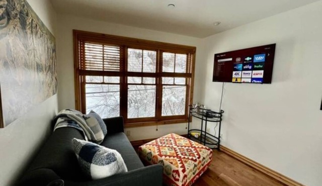 Rare - Top of Main Street-1 bdrm, FREE parking