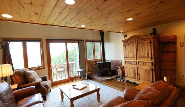 Relax at This Mountain View Condo in the Estates!