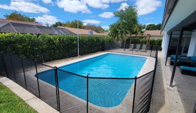Renovated 3 Bedroom +DEN/2 bath Heated POOL House
