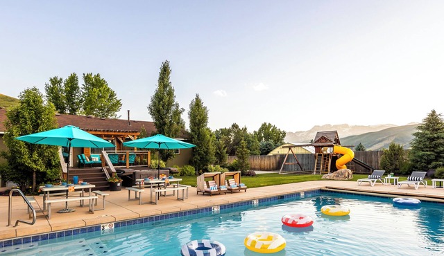 Resort Home, Sleeps up to 20, Pickleball Court, Hot Tub, Pool, Summer Oasis