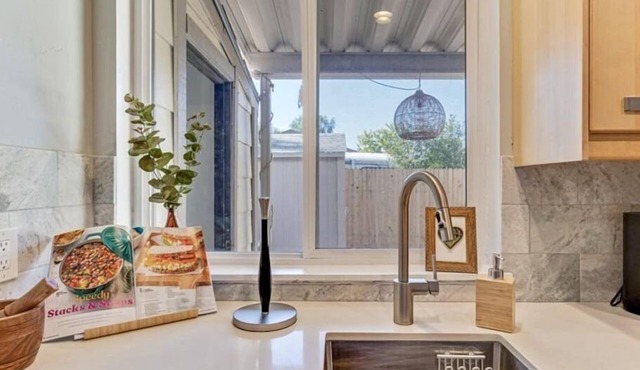 Right off i215, Close to Ski Resort, Pet Allowed