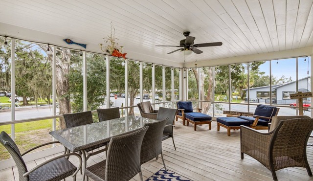 River-view 3BR home in downtown St. Marys with patio, grill & full kitchen.